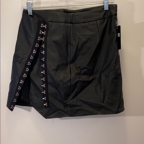 Black asymmetrical skirt with hook detail - Picture 3 of 6